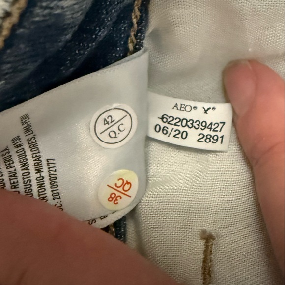 American Eagle Distressed Light Acid Washed Mom Jean -8 short - Picture 10 of 12